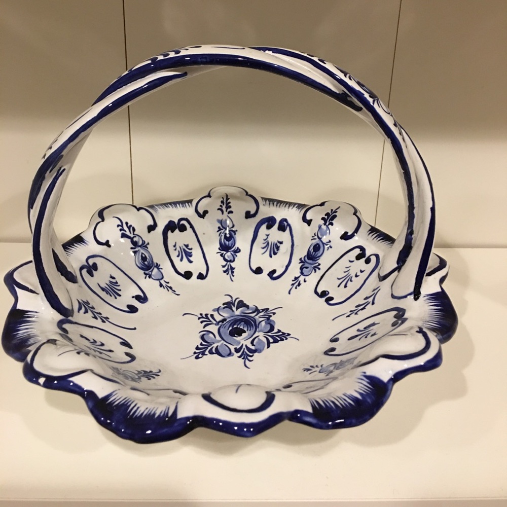 ⭐️Vintage⭐️ Porcelain Hand Painted Basket.